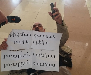 Вардгеса Гаспари удалили из зала суда из-за плаката