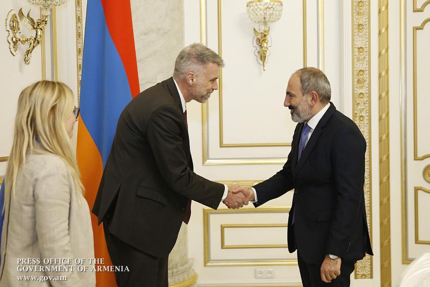 Премьер-министр обсудил с региональным директором ВБ повестку сотрудничества