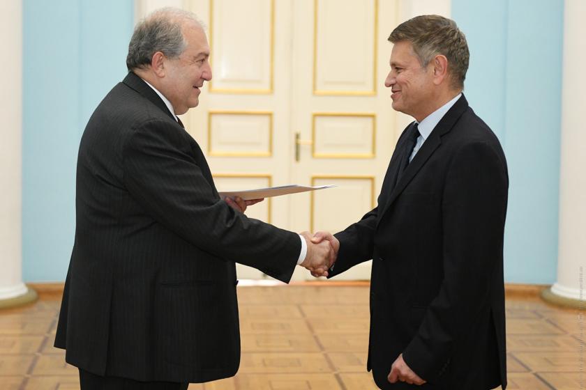Greece’s New Ambassador Presents Credentials to President Sarkissian