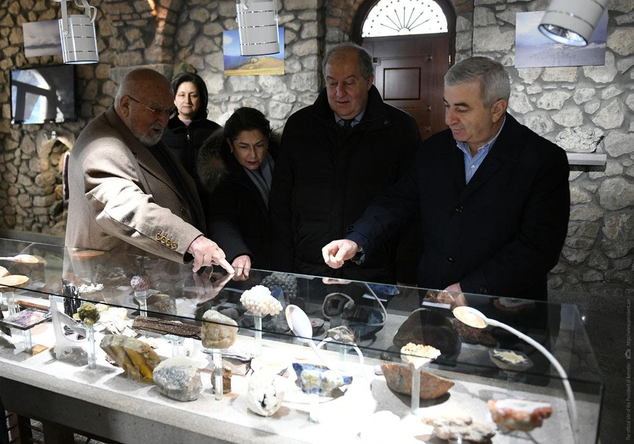 Արմեն Սարգսյանն ու տիկին Նունե Սարգսյանն այցելել են Շուշիի երկրաբանության թանգարան եւ Սուրբ Ամենափրկիչ Ղազանչեցոց եկեղեցի 