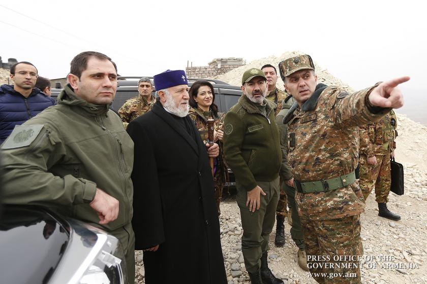 Никол Пашинян вместе с супругой и Католикосом Всех Армян посетил боевые позиции и поздравил солдат с наступающим Новым годом