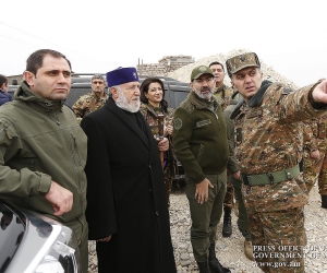 Никол Пашинян вместе с супругой и Католикосом Всех Армян посетил боевые позиции и поздравил солдат с наступающим Новым годом