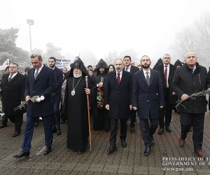 Armenian Prime Minister Pays Respects to Victims of 1990 Baku Pogroms