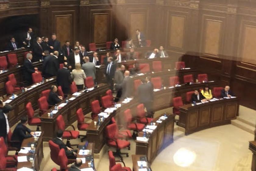 Спор, потасовка, удаление из зала заседаний НС в ходе обсуждения законопроекта о криминальной субкультуре