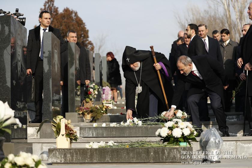 Pashinyan Pays Respects at Yerablur Military Pantheon