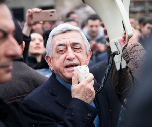 Yerevan: Serzh Sargsyan Supporters Converge on Courthouse