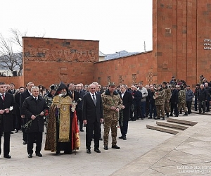 В связи с 32-й годовщиной сумгаитских погромов Президент Саакян посетил мемориальный комплекс г.Степанакерта