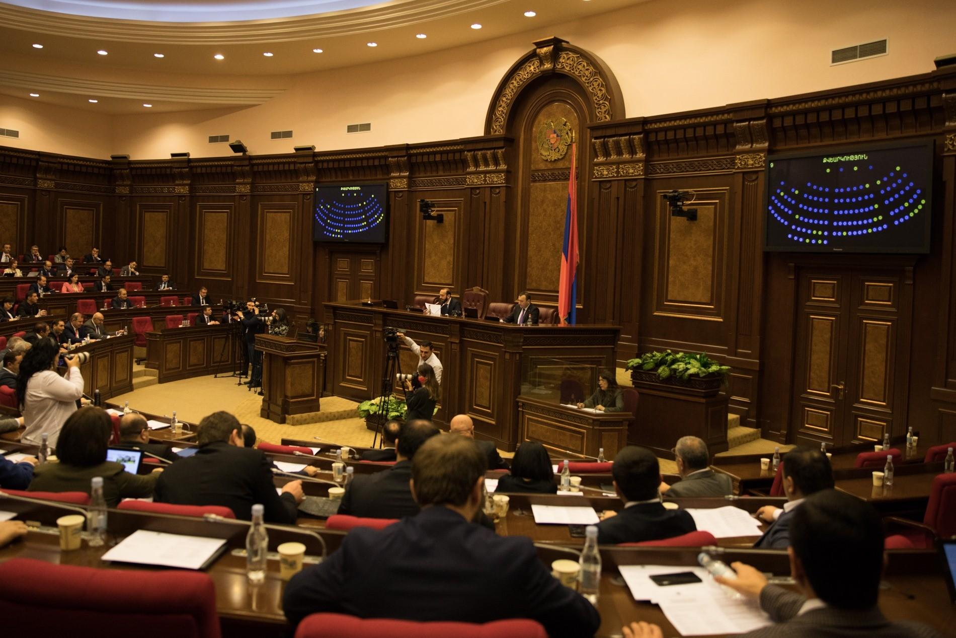 Парламент принял законопроект о компенсации платы за обучение работающих студентов