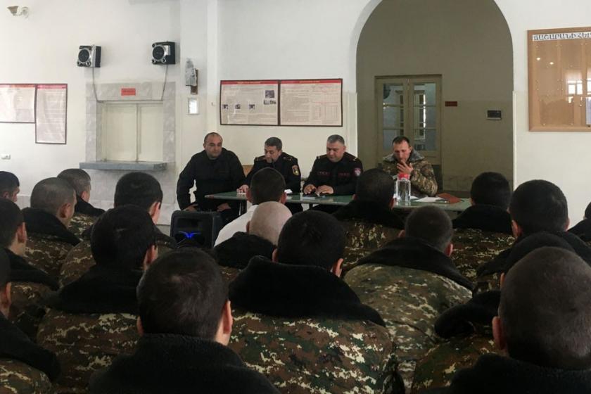 Անցկացվել են զինծառայողների իրավագիտակցության բարձրացմանն ուղղված հավաքներ