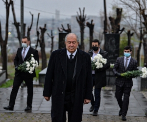 Armenian President Lays Flowers at Graves of Fallen 2016 April War Soldiers