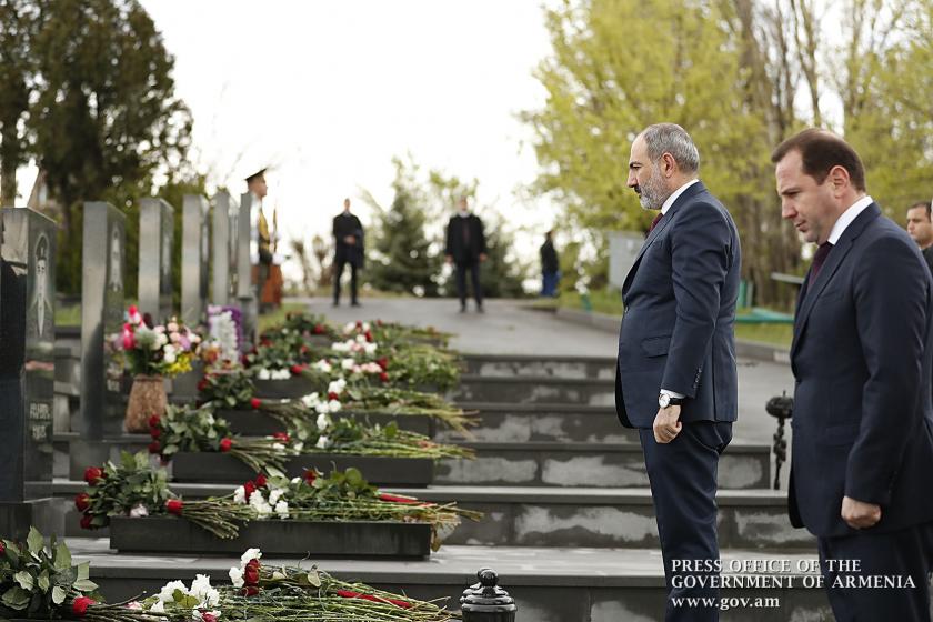 Armenian PM Pashinyan Pays Tribute to 2016 April War Fallen Soldiers