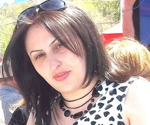 Ոստիկանները քիչ առաջ  լրագրող Լուսինե Խաչատրյանին անչափահաս երեխայի հետ վտարել են բնակարանից