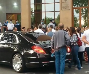 Tsarukyan Arrives at Yerevan Court for Detainment Hearing