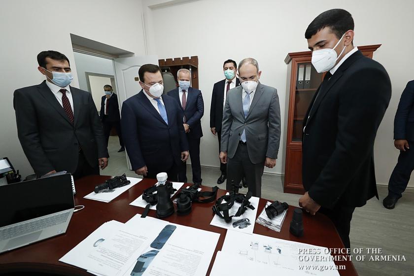 Премьер-министр посетил завод по производству в Армении автоматов Калашникова