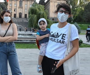 Родители во имя Амулсара: прогулка с детьми в парке перед Национальным Собранием (фото)