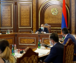Премьер-министр провел совещание по вопросам строительства сельских дорог
