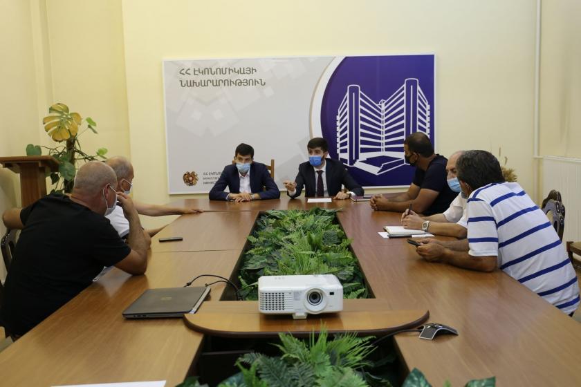 Էկոնոմիկայի նախարարի տեղակալները հանդիպել են Արմավիրի մարզի մի շարք խաղողագործներին