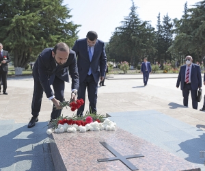 Armenian Parliament Speaker Honors War Dead in Stepanakert