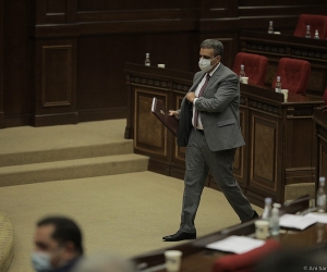 Парламент обсуждает кандидатуру претендующего на пост судьи КС Ерванда Хундкаряна