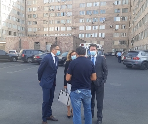 Чуть позже совершит посадку вертолет, доставляющий в Ереван французских журналистов