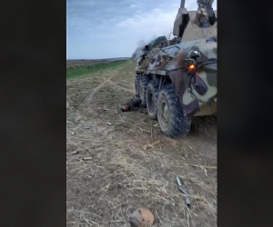 Армянские военнослужащие захватили в качестве трофея БТР-82А 