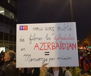 Во Франции армяне проводят акцию протеста перед зданием телекомпании TF1