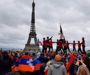 Ֆրանսահայերը «բերդ» են պարել Էյֆելյան աշտարակի մոտ․ բողոքի ցույց՝ Փարիզում