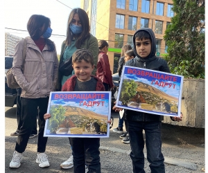 Yerevan: Hadrut Residents Protest Outside UN, Council of Europe Offices