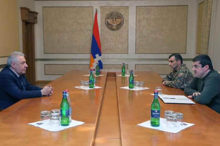 ՀՀ պաշտպանության նախարարը մեկնել է Արցախ