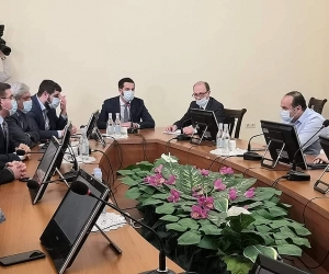 Глава МИД РА проводит встречу с членами парламентской комиссии. В повестку обсуждения входит также вопрос военнопленных