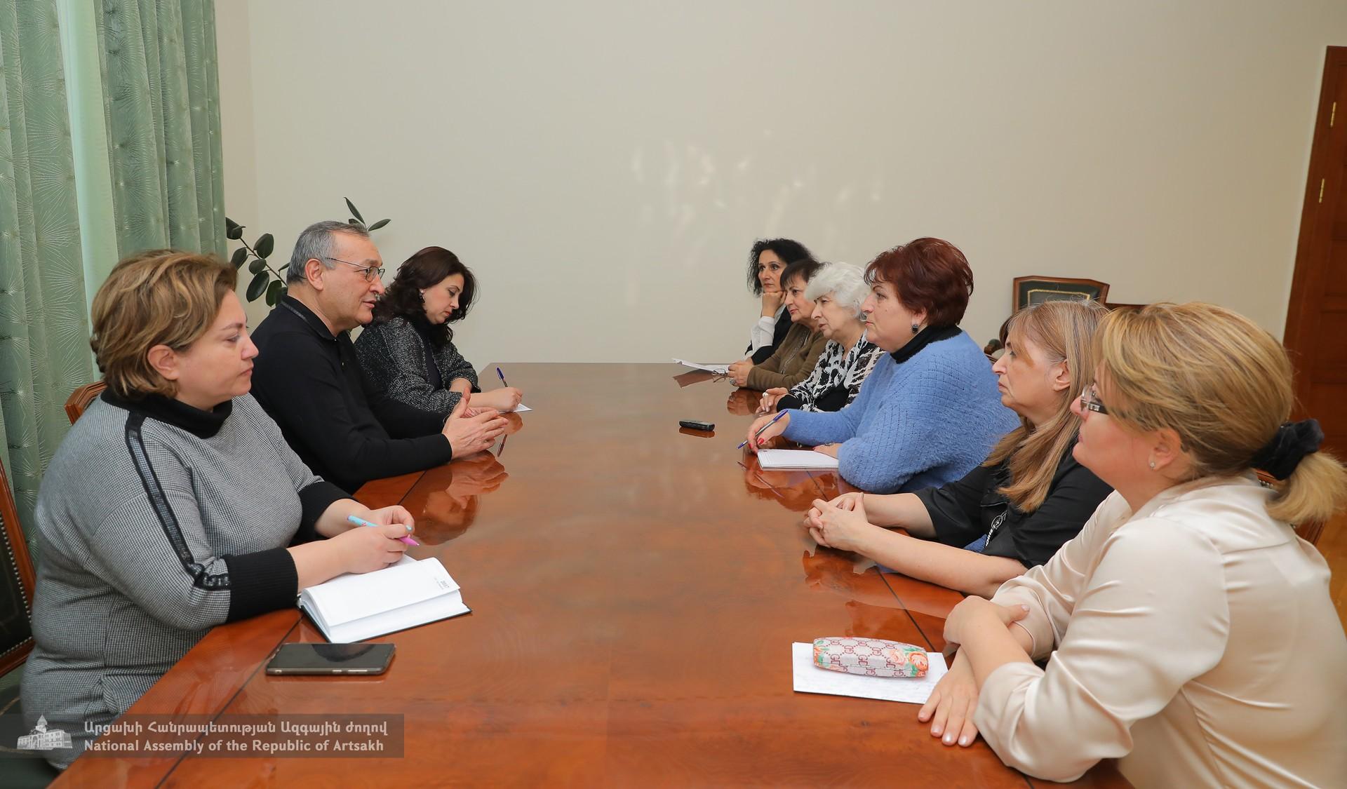 Արցախի ԱԺ նախագահ Արթուր Թովմասյանն ընդունել է «Մայրություն» ՀԿ-ի մի խումբ ակտիվիստների