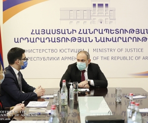Под председательством премьер-министра обсуждены программы министерства юстиции