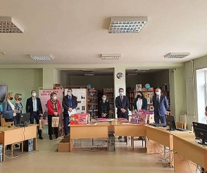 Ֆրանսիայի դեսպանը դասագրքեր է հանձնել ֆրանսերենի խորացված ուսուցմամբ հայկական դպրոցներին
