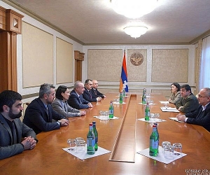 Араик Арутюнян принял делегацию, возглавляемую министром ОНКС Армении Ваграмом Думаняном