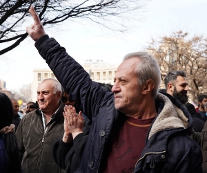 По призыву Пашиняна сторонники власти пришли на площадь Республики