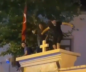 Istanbul Police Detain 3 for Scaling Wall of Armenian Church