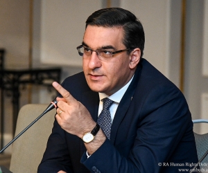 Արման Թաթոյանն անթույլատրելի է համարում լրագրողներին ԱԺ նիստերի դահլիճի օթյակից դուրս հանելը
