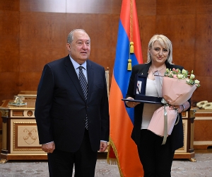 Նախագահ Արմեն Սարգսյանը պետական բարձր պարգև է հանձնել գրոսմայստեր Էլինա Դանիելյանին և շախմատ խաղացել նրա հետ
