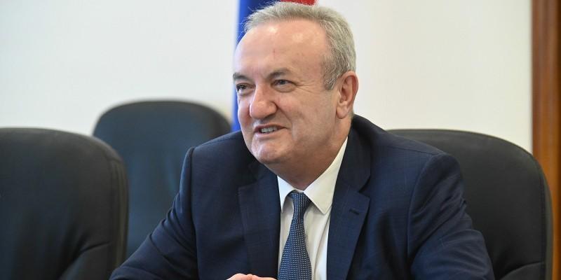 На данный момент вопрос открытия русских школ на повестке не стоит – В. Думанян
