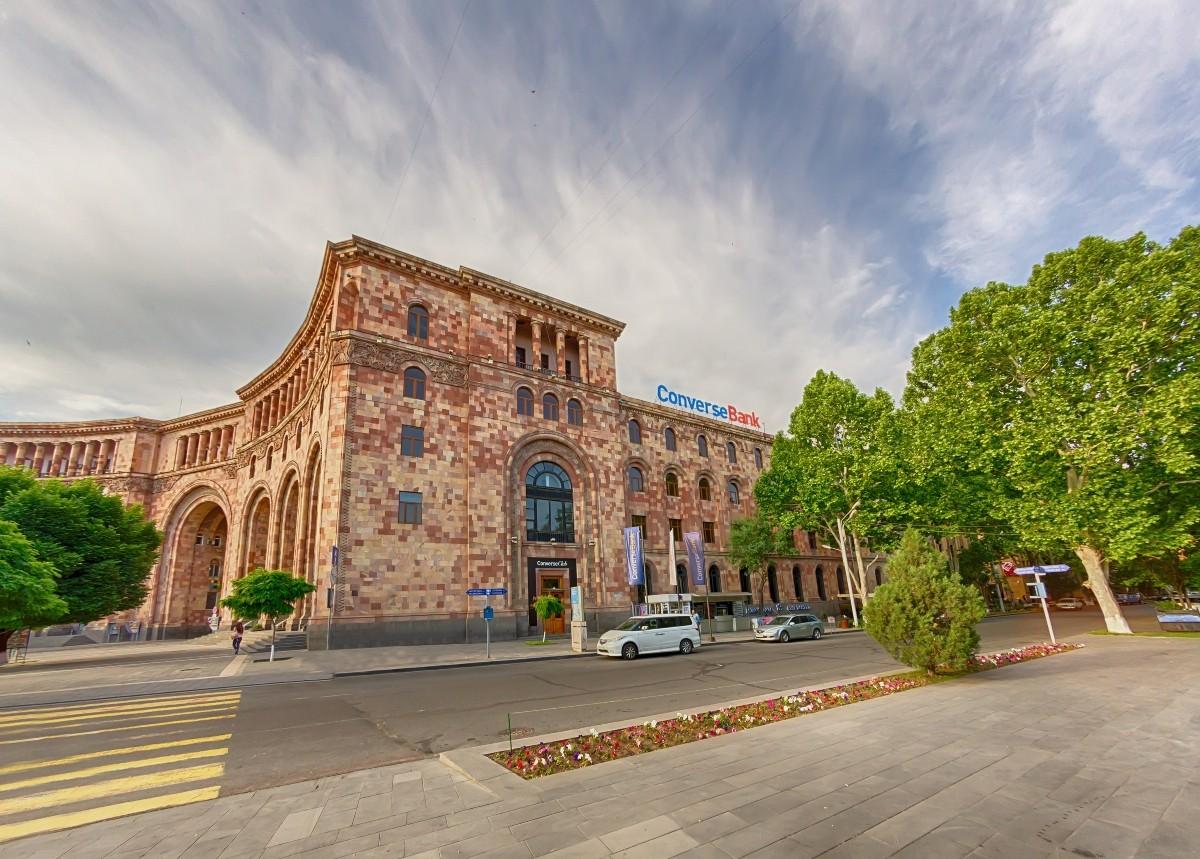 Մի հաջողության պատմություն-Մեկ հարկի ներքո