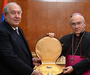 Pope Francis Awards Top Vatican Order to Armenian President