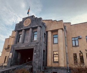 Դատավորն անտեսեց ինքնաբացարկի հիմքերը՝ պնդելով, որ անաչառ է. «Հետաքննող լրագրողների» դեմ նիստը հետաձգվեց