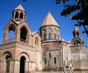 Etchmiadzin Says Coronavirus Vaccination Doesn't Pose "Spiritual" Risk