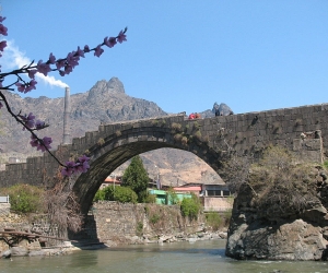 Սանահինի կամրջի կամարներն ու պատերը մաքրվել են խոտածածկույթից