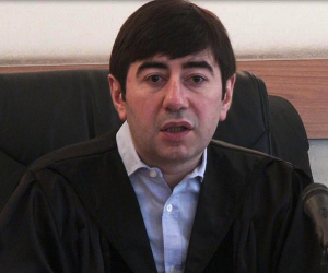 Արձակուրդում գտնվելու ընթացքում միայն Վազգեն Ռշտունու գործերը չէ, որ վերամակագրվել են