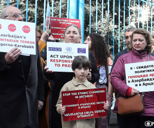 “No Ethnic Cleansing” - Displaced Artsakh Armenians Demonstrate in Yerevan