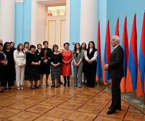Նախագահը Մայրության և գեղեցկության օրվա առթիվ հյուրընկալել է տարբեր բժշկական հաստատությունների մի խումբ կանանց