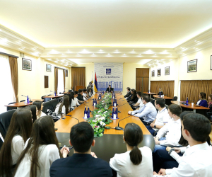 Քաղաքապետ Հրաչյա Սարգսյանը հյուրընկալել է Երևանի ավագ դպրոցների սաներին