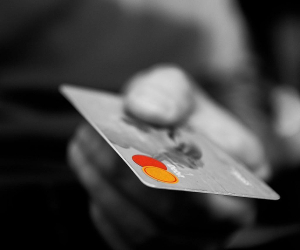 Купля-продажа квартир и автомашин – только безналичным способом: правительство сокращает объем наличного оборота 