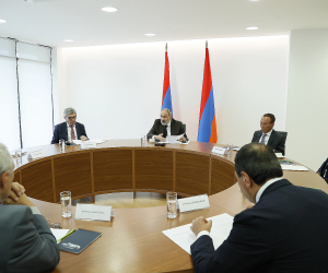 Никол Пашинян встретился с внепарламентскими политическими силами